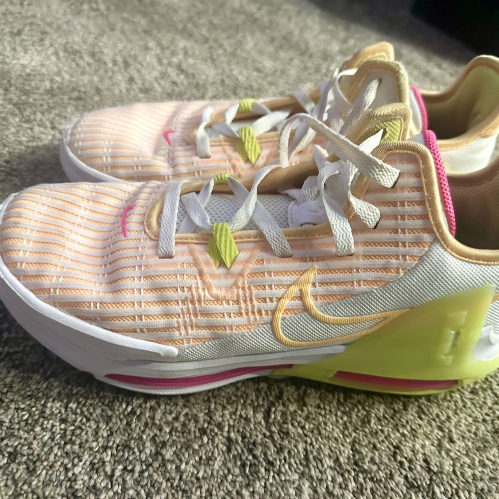 LeBron Witness 6 Basketball Volleyball Shoes size 8.5 mens/ 10 women’s